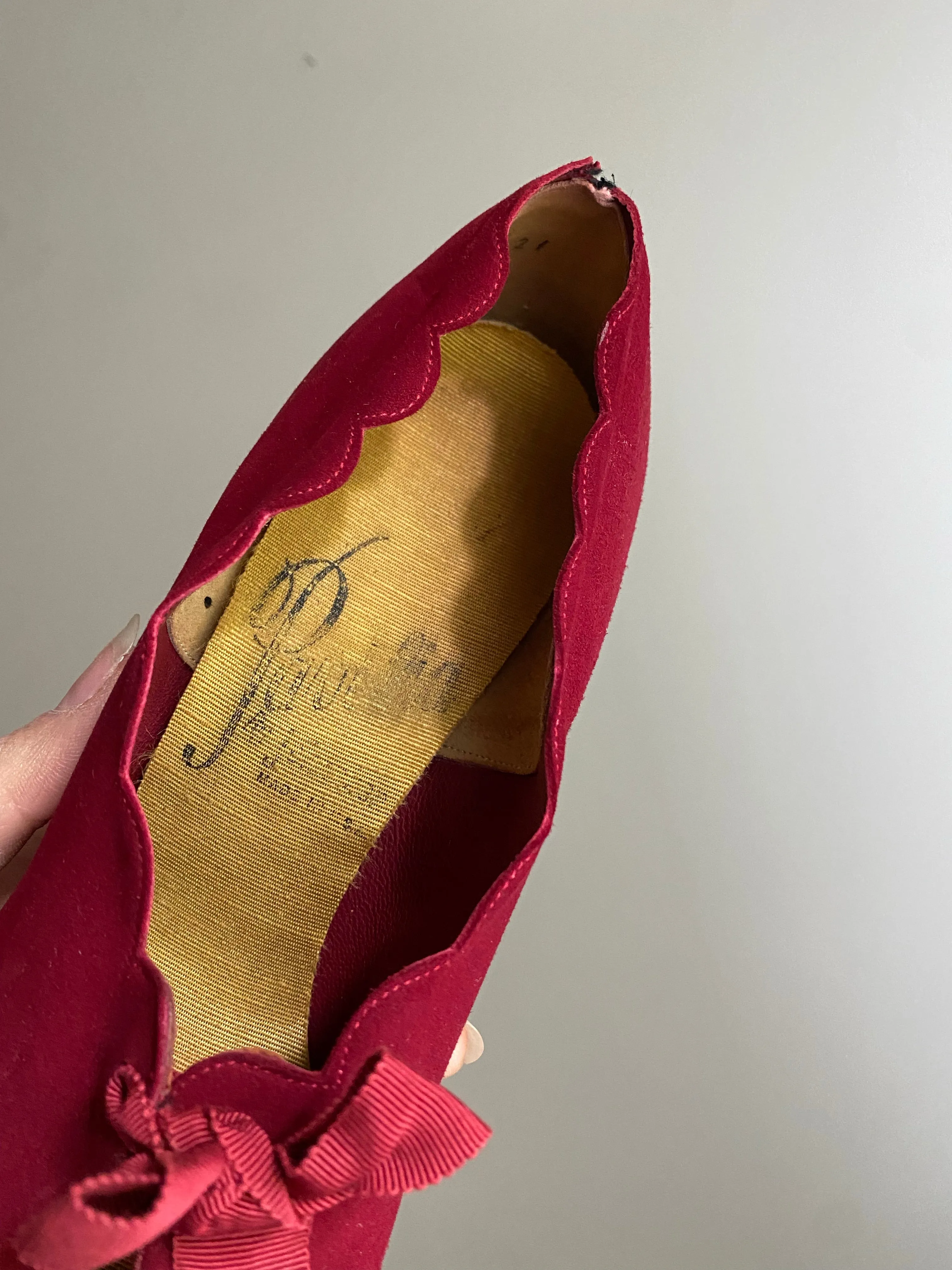 1950's Red Velvet Suede Scalloped Heels With Bow // Sz 7.5
