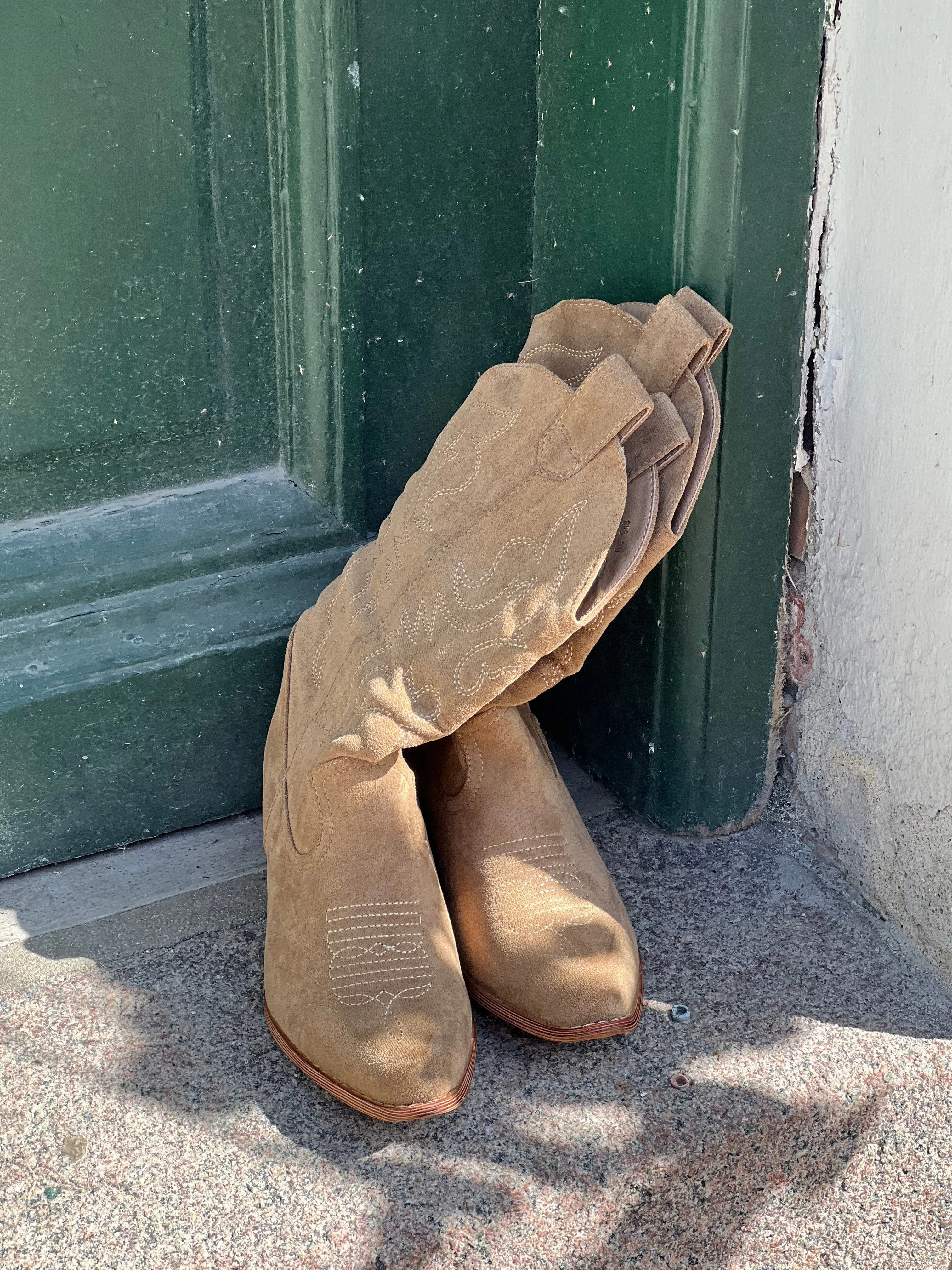 Bassau cowboy boots in beige imitated suede